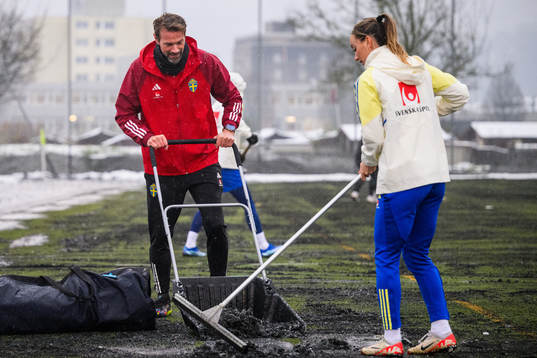 Team manager Magnus Andersson and Kosovare Asllani