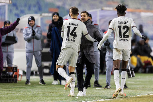 Patrik Schick and Head coach Xabi Alonso of Bayer