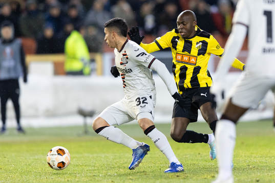 Gustavo Puerta of Bayer Leverkusen and Edward Chilufya of