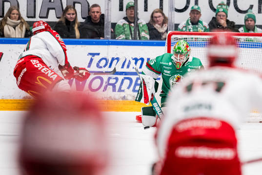 Frölunda HCs Nicklas Lasu gör 1-2