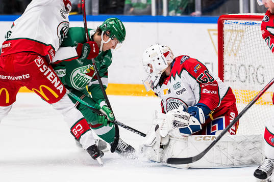 Frölunda HCs målvakt Frans Tuohimaa och Rögle BKs Adam