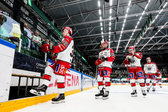 Frölundas Noah Hasa och Jayden Halbgewachs deppar