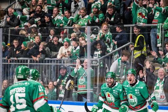 Rögles Thomas Grégoire  och Linus Sandin jublar