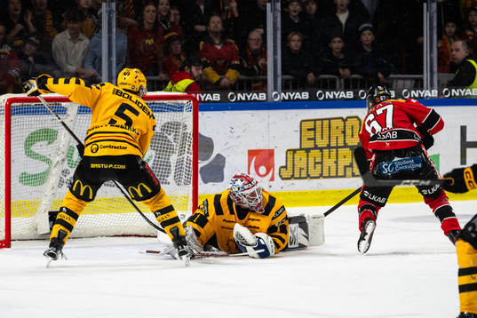 Luleås Linus Omark gör 1-0 bakom Skellefteås målvakt