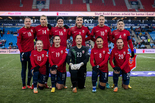 The starting eleven of Norway poses for a team group photo