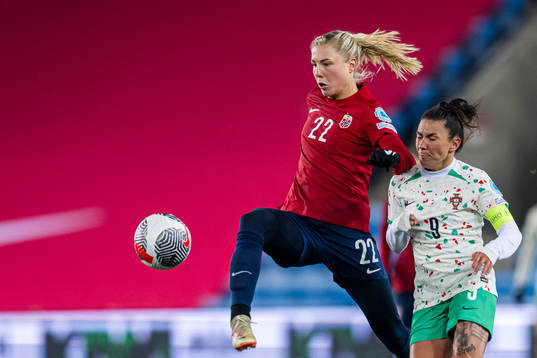 Sophie Roman Haug of Norway and Andreia Norton of Portugal