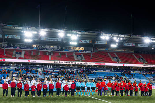 Players of Norway and Portugal