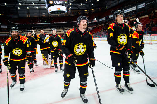 Brynäs Johannes Kinnvall jublar med lagkamrater
