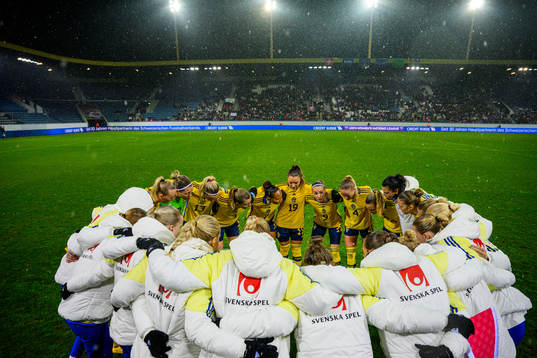 Kosovare Asllani of Sweden gather her teammates