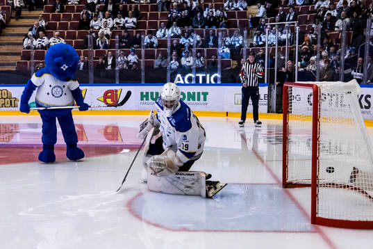 Familjedag på Tegera arena och straffläggning av maskotar