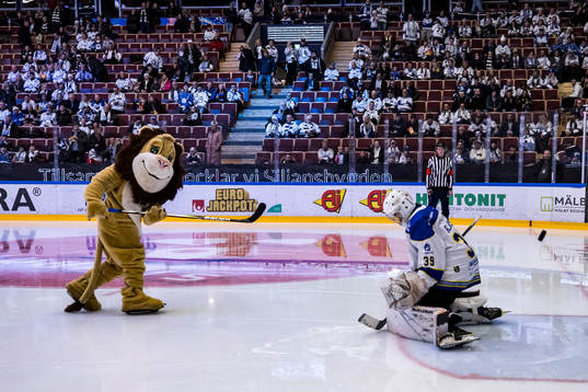 Familjedag på Tegera arena och straffläggning av maskotar