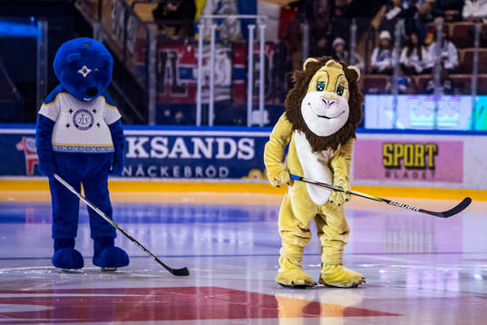 Familjedag på Tegera arena och straffläggning av maskotar