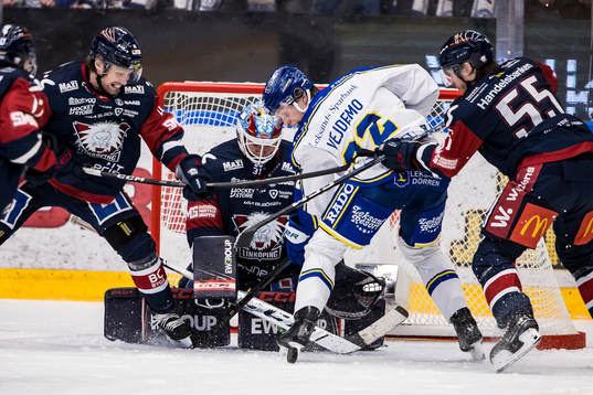 Leksands Lukas Vejdemo framför Linköpings målvakt Jesper