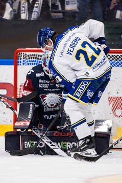 Leksands Lukas Vejdemo framför Linköpings målvakt Jesper