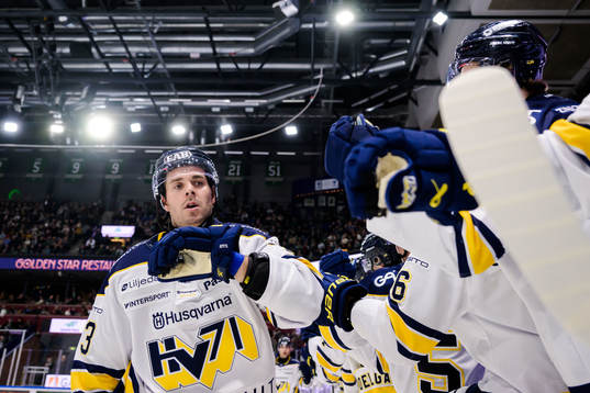 HV71s Nicholas Shore jublar