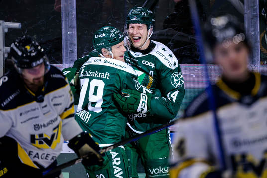 Färjestads Victor Ejdsell jublar