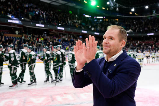 Färjestads tränare Thomas Mitell jublar