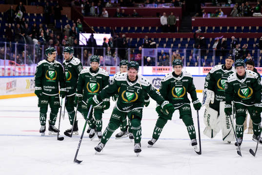 Färjestads Linus Johansson jublar med lagkamrater