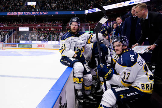 HV71s Mattias Tedenby och Isac Brännström deppar