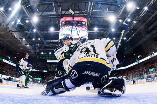 Färjestads Patrik Lundh skjuter 1-0 bakom HV71s målvakt