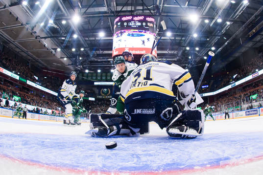 Färjestads Patrik Lundh skjuter 1-0 bakom HV71s målvakt