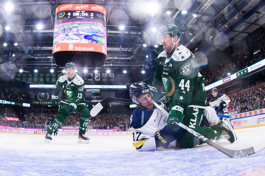 HV71s Isac Brännström och Färjestads Jonathan Andersson