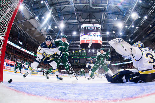 HV71s Robert Nardella ser på när Färjestads Per Åslund