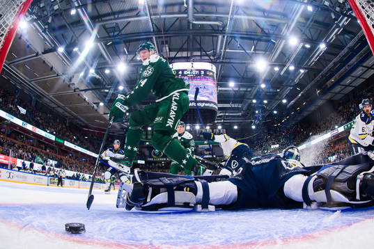 Färjestads Victor Ejdsell skjuter 5-3