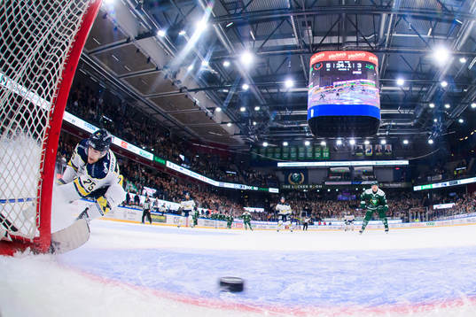 Färjestads Marcus Westfält (ej i bild) skjuter 6-3 i tom