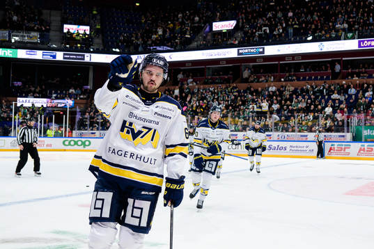 HV71s Oliwer Kaski jublar