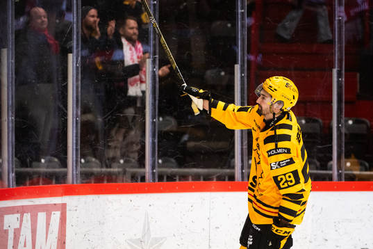 Skellefteås Dylan Sikura jublar