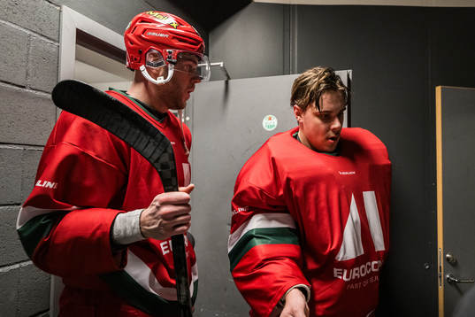 MoDos Sam Vigneault  och målvakt Olle Eriksson Ek