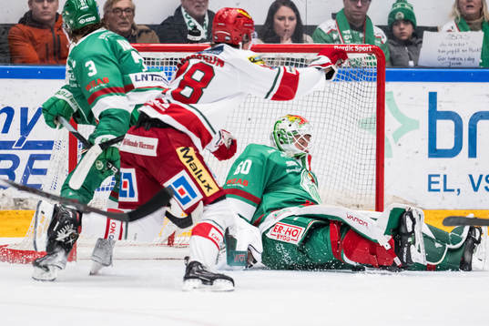 MoDos Theo Jacobsson och Rögles målvakt Petr Kvaca
