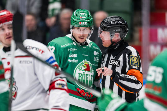Rögles Brandon Davidson i samspråk med domaren