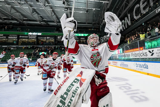 MoDos målvakt Lassi Lehtinen jublar