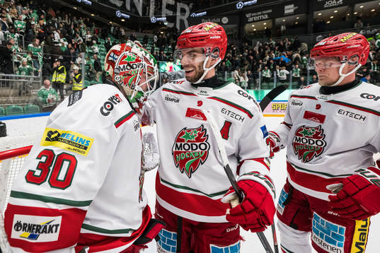 MoDos målvakt Lassi Lehtinen  och Josh Dickinson  jublar