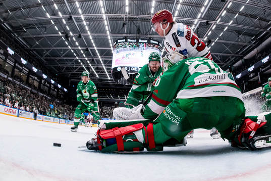 MoDos Sebastian Ohlsson  och Rögles målvakt Petr Kvaca
