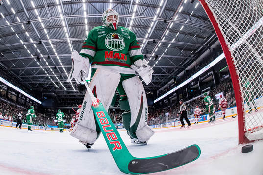 Rögles målvakt Petr Kvaca  deppar