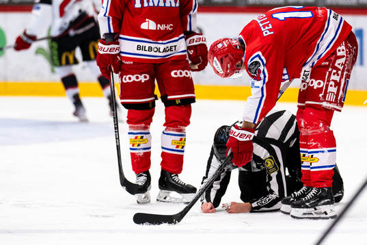 Linjedomare Tobias Nordlander har ont