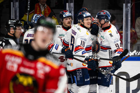 Växjös Marcus Sylvegård jublar med lagkamrater