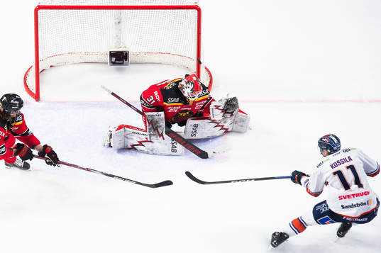 Växjös Kalle Kossila gör 0-1 bakom Luleås målvakt