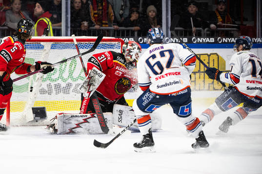 Växjös Kalle Kossila gör 0-1 bakom Luleås målvakt