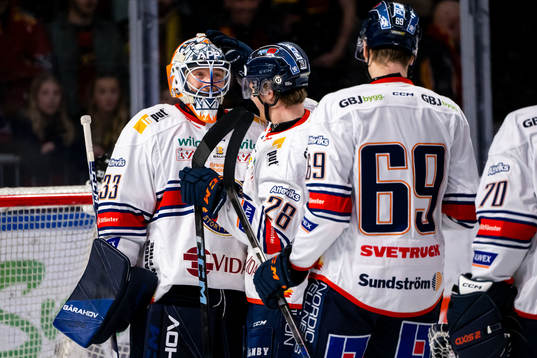 Växjös målvakt Emil Larmi jublar