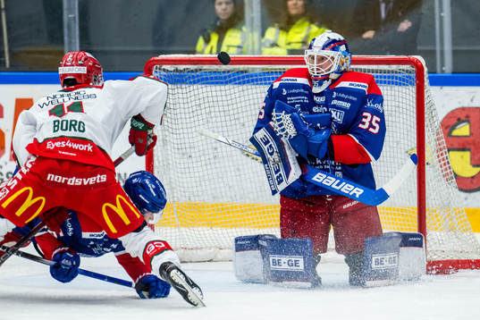 Frölundas Erik Borg och Oskarshamns målvakt Emil Kruse