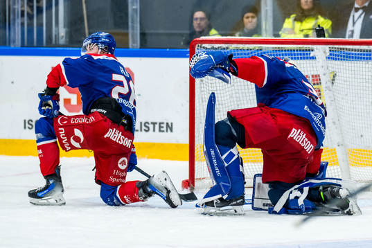 Oskarshamns Lukas Pilö och målvakt Emil Kruse deppar