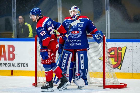 Oskarshamns Oscar Engsund och målvakt Emil Kruse deppar