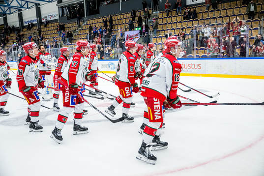 Frölundas spelare jublar