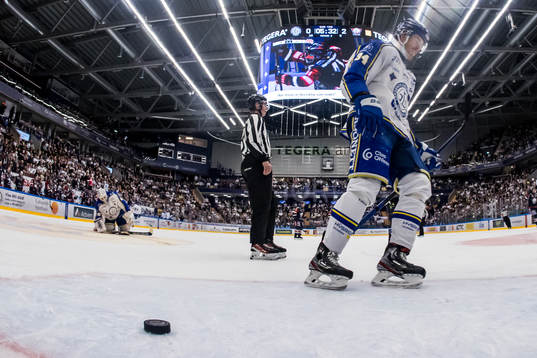 Leksands Peter Cehlarik och Leksands målvakt Mantas