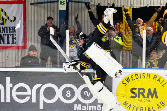 Panterns målvakt Lucas Arrhagen jublar