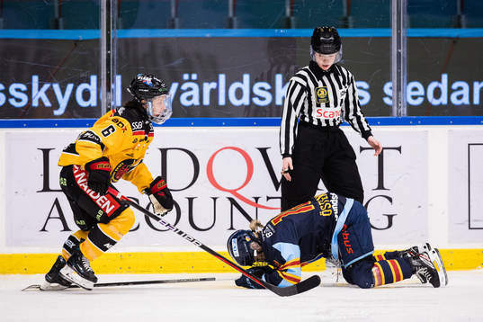 Luleås Jenni Hiirikoski och Djurgårdens Alice Östensson
